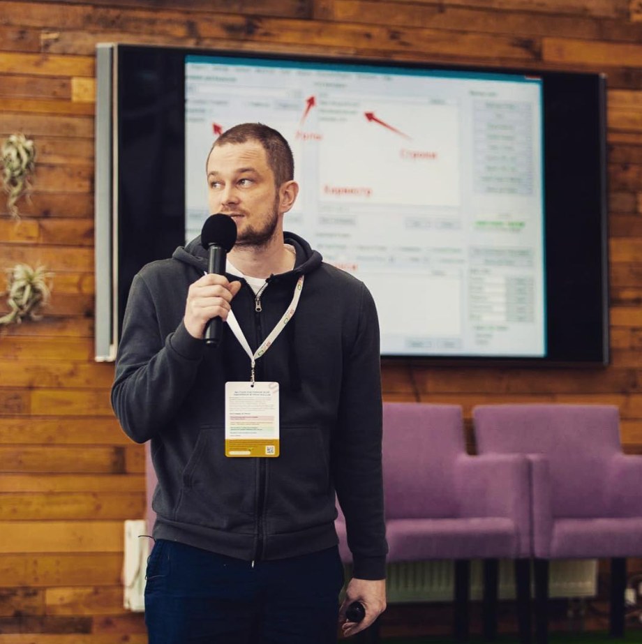 Kirill Udruhov — Giving a talk on SEO in Kyiv